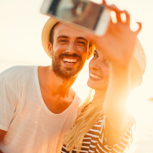 Paar macht Selfie am Meer